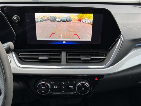 Used 2025 Chevrolet Trax LT FWD image 17