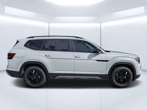 New 2026 Volkswagen Atlas Peak Edition image 2