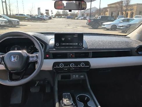 Used 2023 Honda Pilot LX image 3