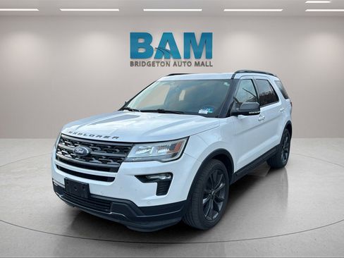 Used 2018 Ford Explorer XLT w/ Equipment Group 202A image 3