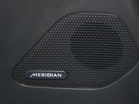 Used 2019 Jaguar F-PACE Premium image 23