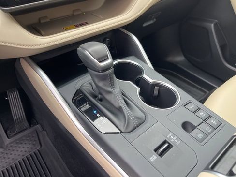 Used 2025 Toyota Highlander XLE image 28