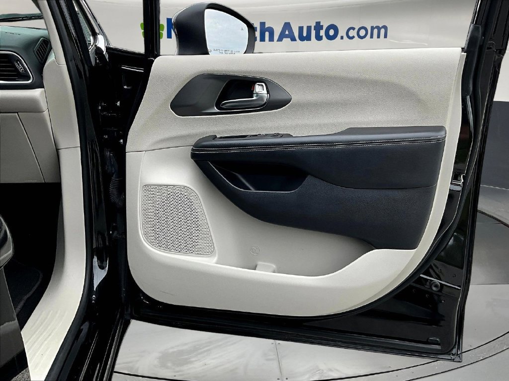 Used 2023 Chrysler Pacifica Touring-L FWD image 29