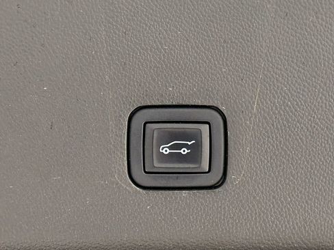 Used 2022 Chevrolet Traverse LT FWD image 12