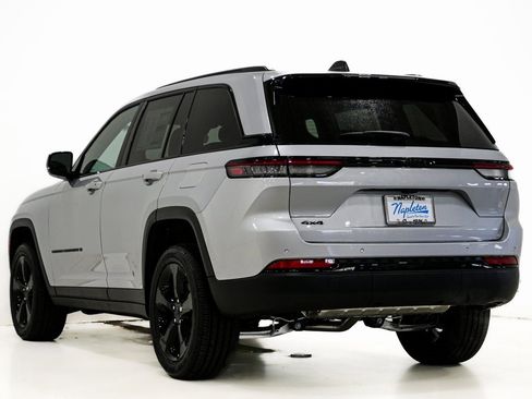 New 2025 Jeep Grand Cherokee Altitude image 9
