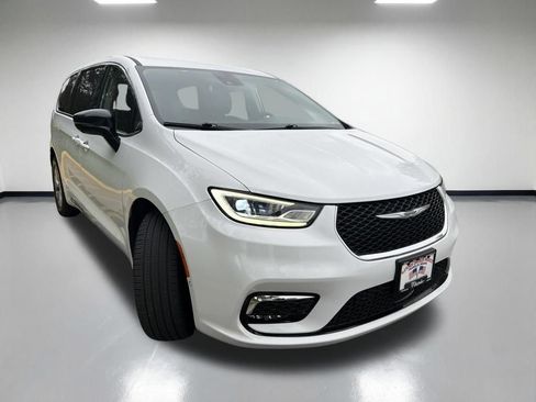 Used 2024 Chrysler Pacifica Touring-L AWD/4WD image 2