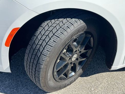 Used 2023 Chrysler Pacifica Touring-L image 19