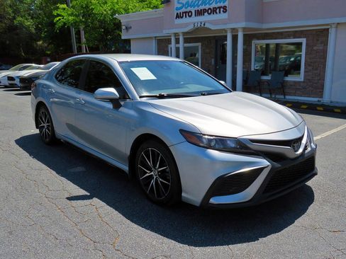 Used 2023 Toyota Camry SE image 5