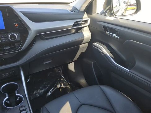 Certified 2023 Toyota Highlander XLE image 17