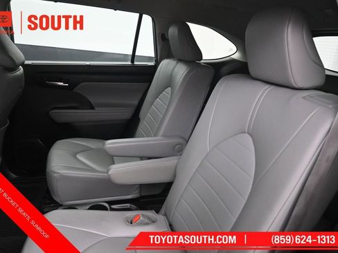 Used 2022 Toyota Highlander XLE AWD/4WD image 26