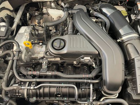 Used 2025 Volkswagen Taos SE image 32