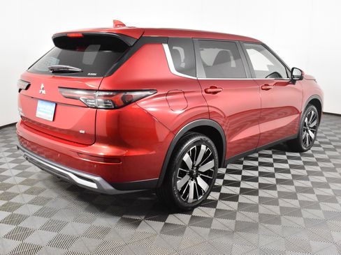 Used 2025 Mitsubishi Outlander SE image 6