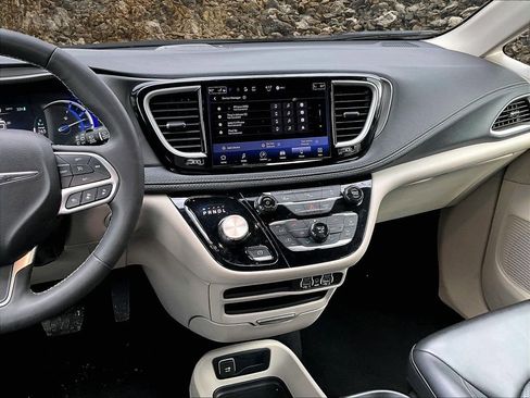 Used 2023 Chrysler Pacifica Touring-L image 6