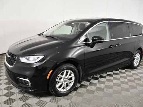 Used 2024 Chrysler Pacifica Touring-L FWD image 10