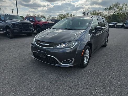 Used 2018 Chrysler Pacifica Touring Plus image 3