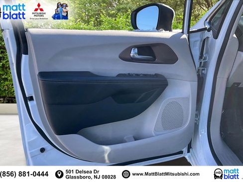 Used 2023 Chrysler Voyager LX image 24