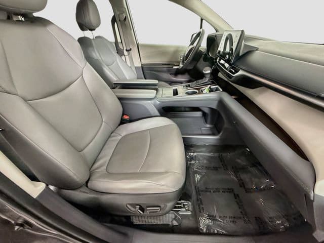 Certified 2024 Toyota Sienna XLE FWD image 31