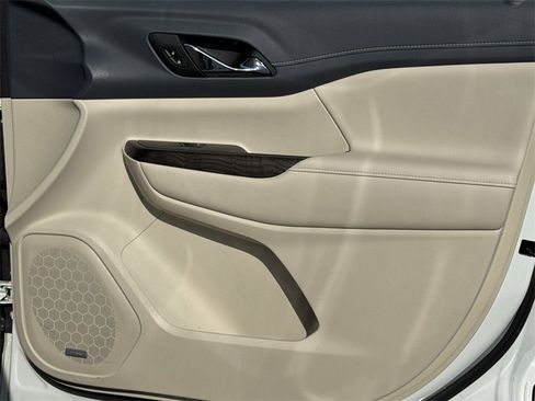 Used 2022 GMC Acadia Denali w/ Denali Technology Package image 13