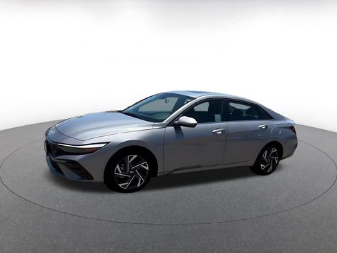 Used 2025 Hyundai Elantra SEL FWD image 8