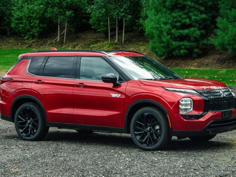 New 2025 Mitsubishi Outlander image 11