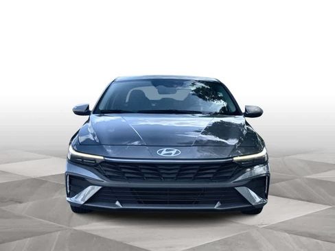 Used 2024 Hyundai Elantra SE FWD image 3