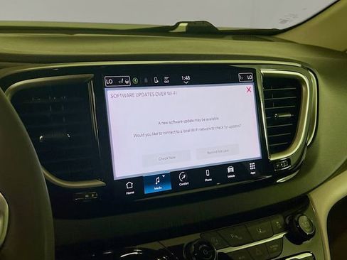 Used 2024 Chrysler Pacifica Touring-L image 13