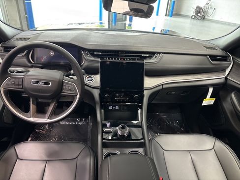 New 2025 Jeep Grand Cherokee L Limited w/ Black Appearance Package image 15