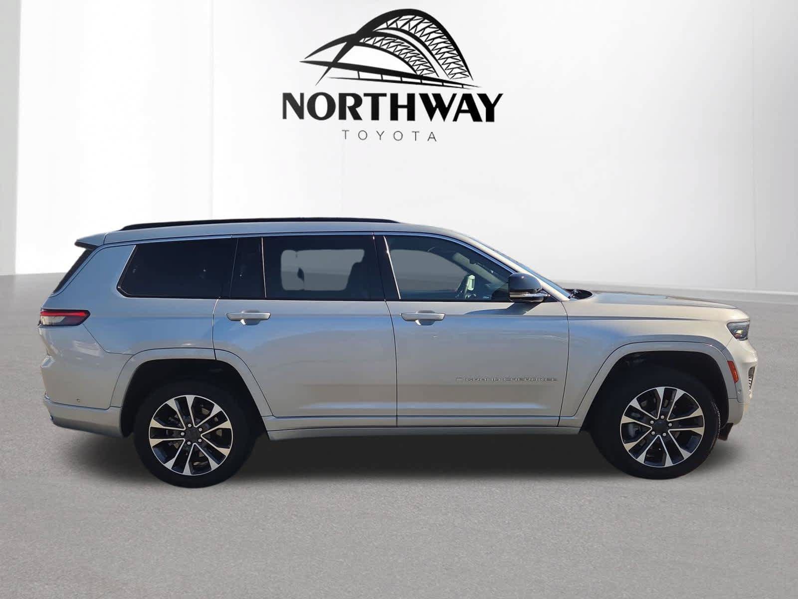Used 2024 Jeep Grand Cherokee L Overland w/ Advanced Protech Group III AWD/4WD image 2