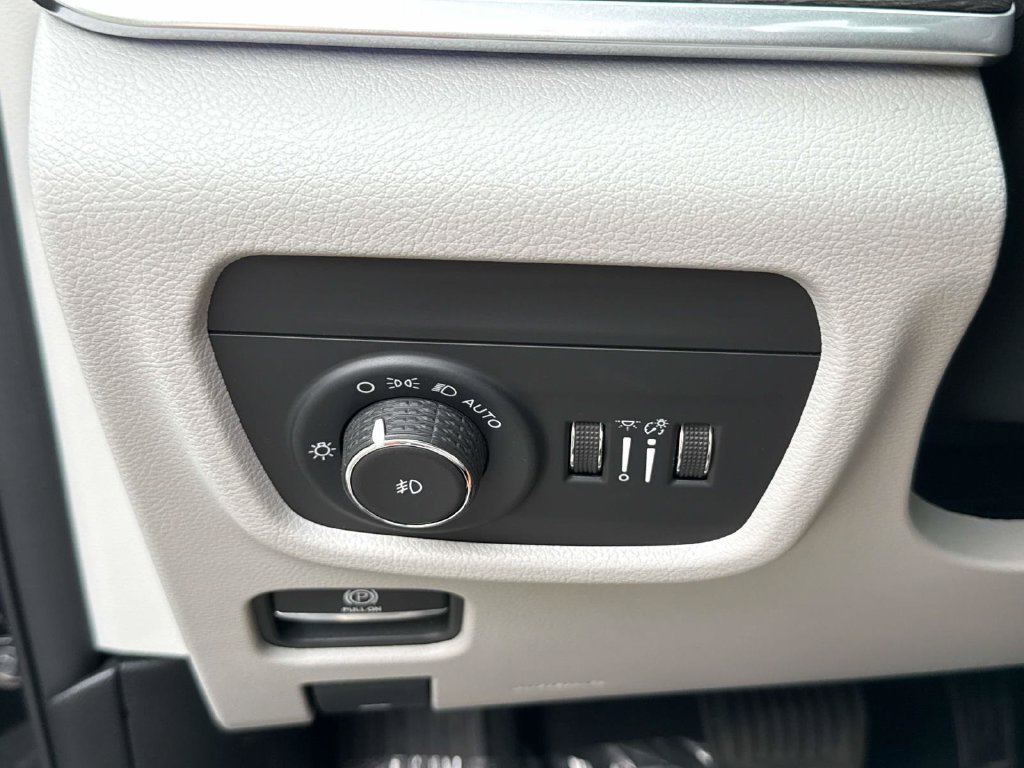 Used 2023 Jeep Grand Cherokee Overland RWD image 27