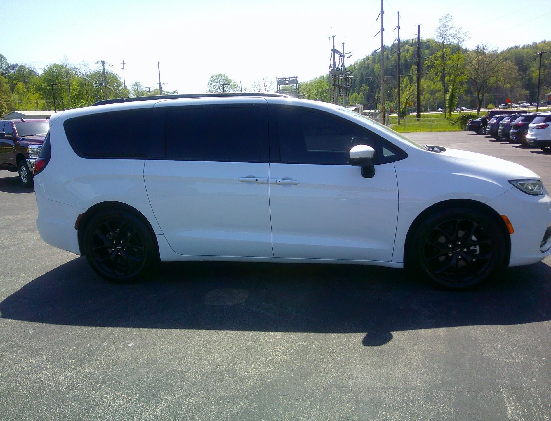 Used 2023 Chrysler Pacifica Touring-L w/ S Appearance Package FWD image 5