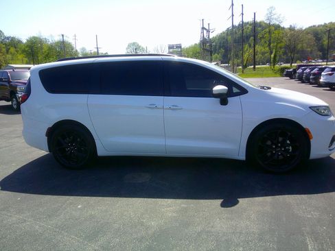 Used 2023 Chrysler Pacifica Touring-L w/ S Appearance Package FWD image 5