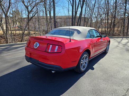 Used 2010 Ford Mustang Convertible image 3