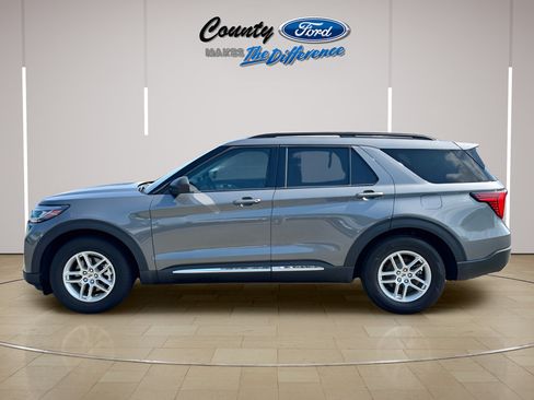 Used 2025 Ford Explorer Active w/ Active Comfort Package RWD image 3