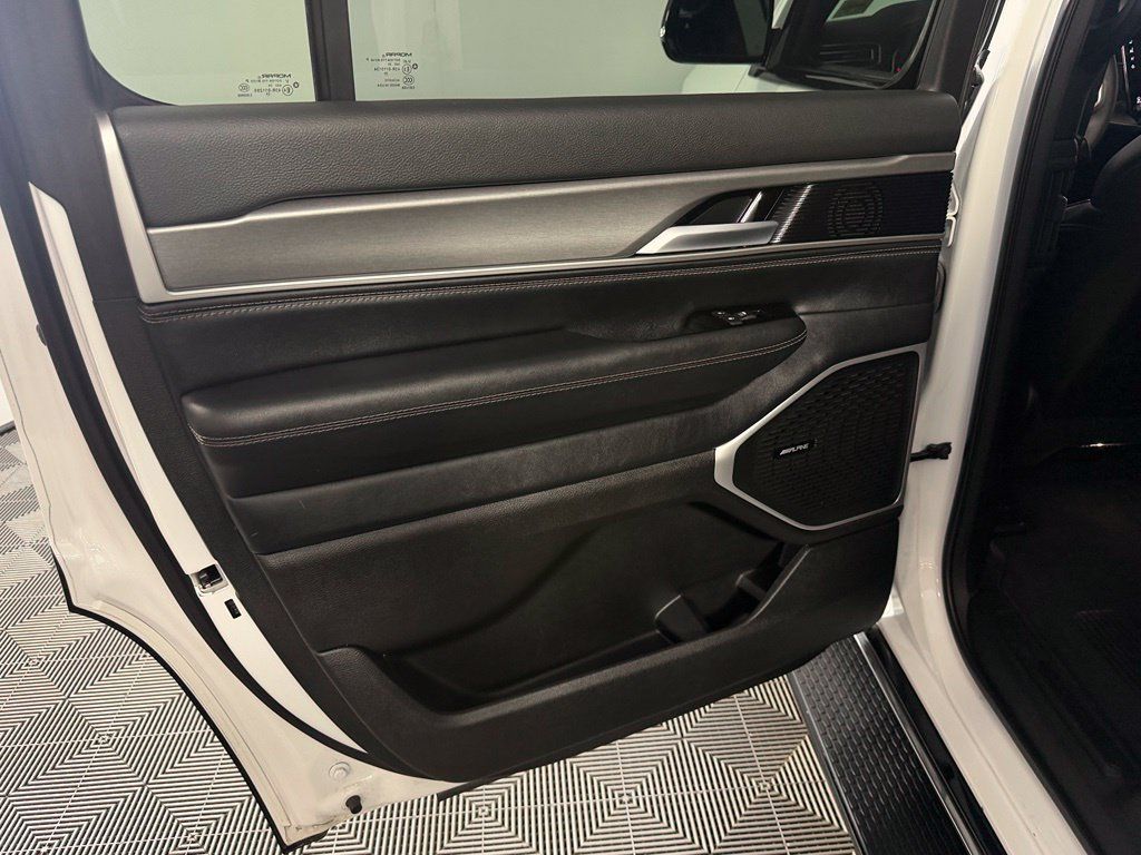 Used 2025 Jeep Wagoneer 4WD image 26