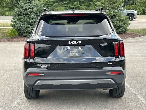 Used 2023 Kia Sorento S w/ Panoramic Sunroof Package AWD/4WD image 4