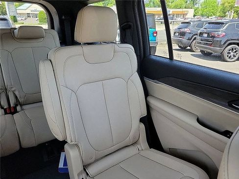 New 2024 Jeep Grand Cherokee L Limited AWD/4WD image 19