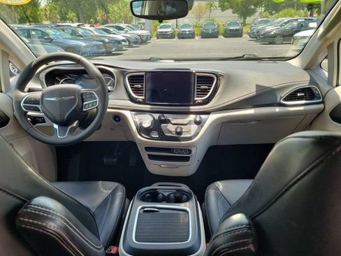 Used 2024 Chrysler Pacifica Limited FWD image 2