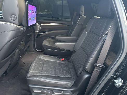 Used 2025 Cadillac Escalade Premium Luxury Platinum image 8
