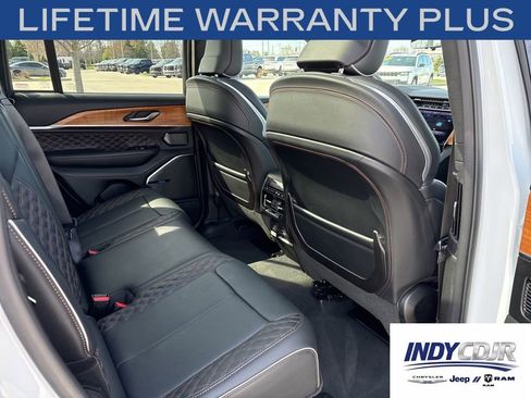 Used 2024 Jeep Grand Cherokee Summit AWD/4WD image 12