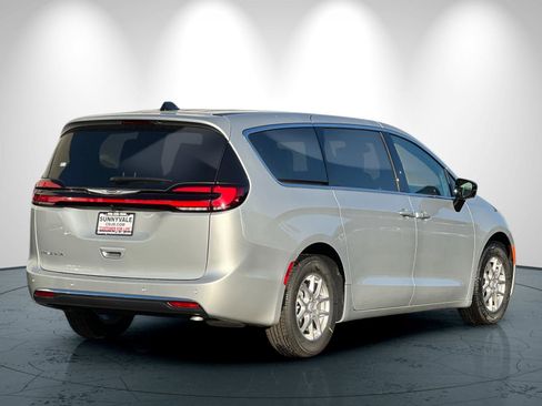 New 2026 Chrysler Pacifica Select image 4