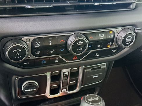 Used 2025 Jeep Wrangler Sahara image 23