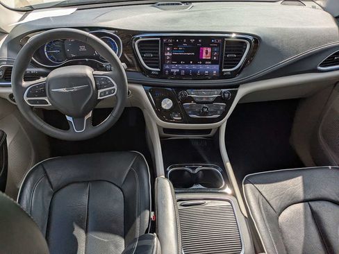 Used 2023 Chrysler Pacifica Limited FWD image 17
