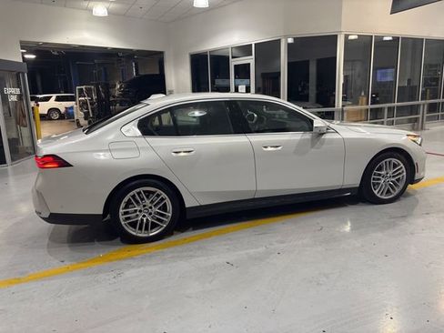 Used 2025 BMW 530i xDrive AWD/4WD image 10