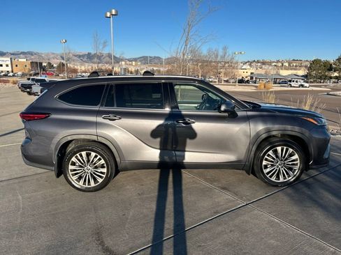 Used 2022 Toyota Highlander Platinum image 9