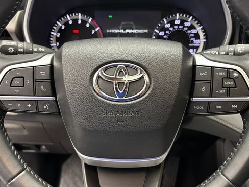 Used 2023 Toyota Highlander XLE AWD/4WD image 19