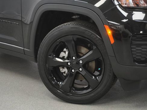 Used 2023 Jeep Grand Cherokee Altitude image 5