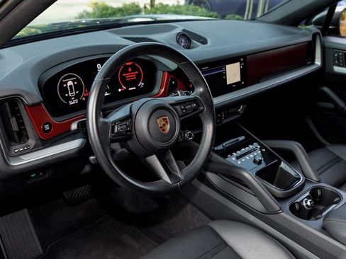 Used 2024 Porsche Cayenne Coupe AWD/4WD image 35