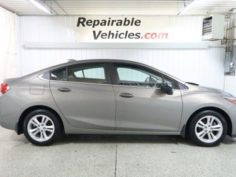 Used 2017 Chevrolet Cruze LT w/ Convenience Package FWD image 4