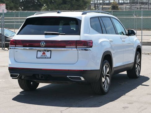 Used 2025 Volkswagen Atlas SE FWD image 3