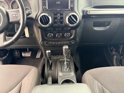 Used 2014 Jeep Wrangler Unlimited Sahara w/ Dual Top Group AWD/4WD image 30